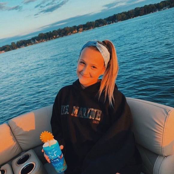 Meet your Posher, Amanda - Picture 1 of 1